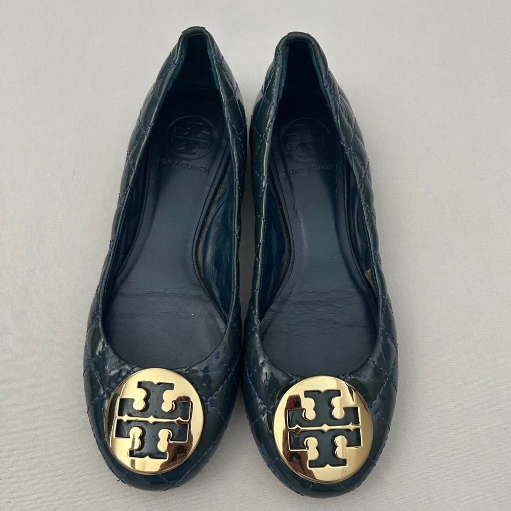Tory Burch Quinn Ballet Flats Womens 6.5 Blue Quilted Patent Leather Gold Logo - Picture 2 of 11